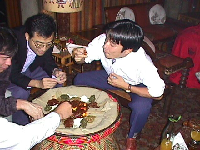 ����Ȏ���ŃC���W������H�ׂĂ��܂��B