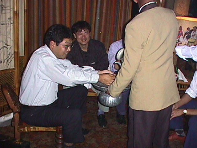 食前食後には手を洗います。